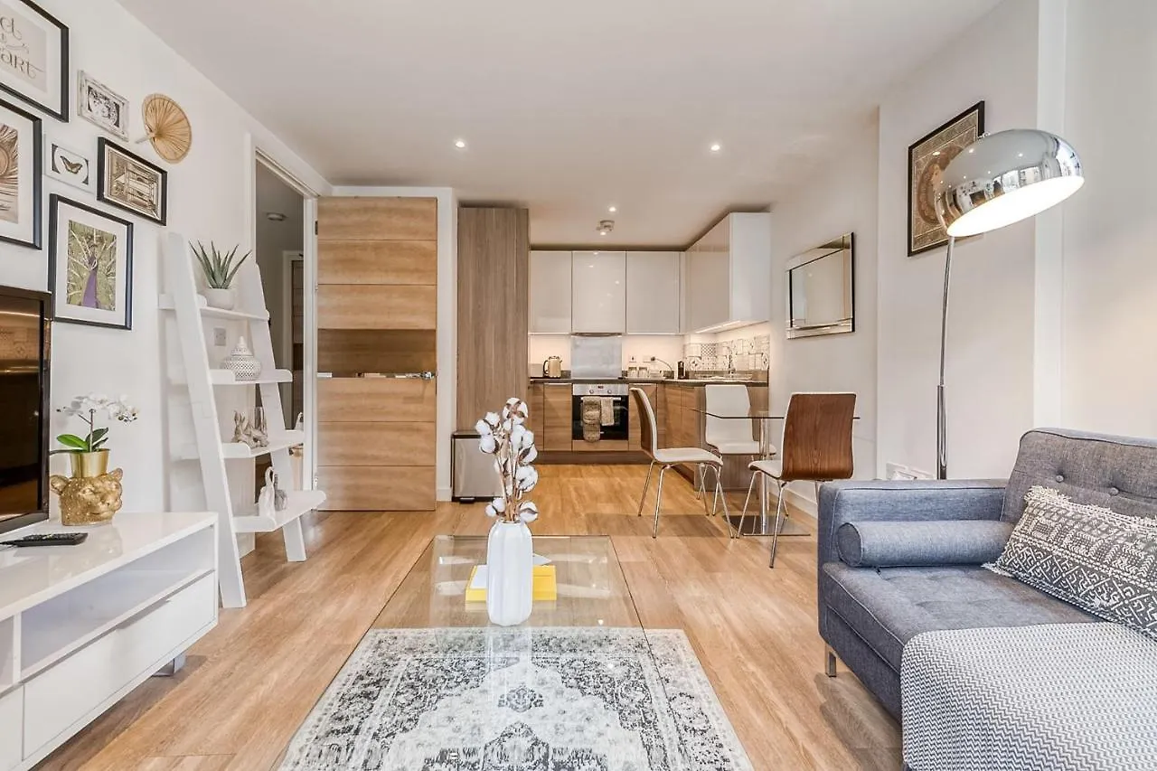 Modern Surrey Quays Flat Apartment London