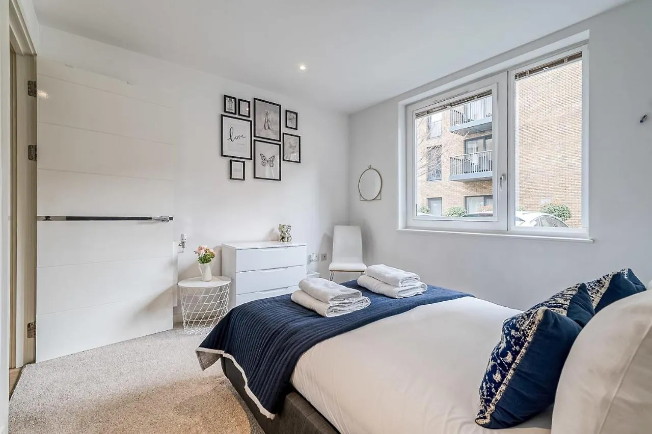 Modern Surrey Quays Flat Apartment London