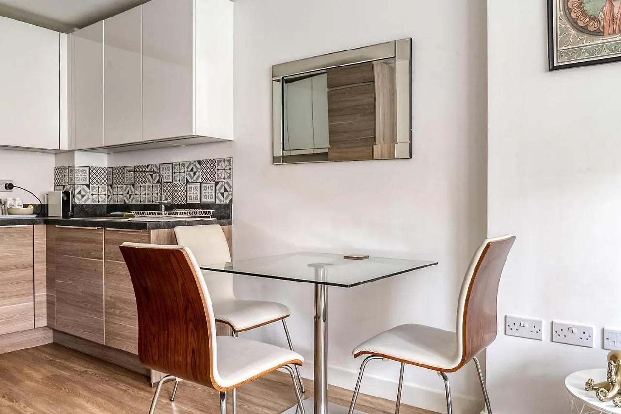 Modern Surrey Quays Flat Apartment London