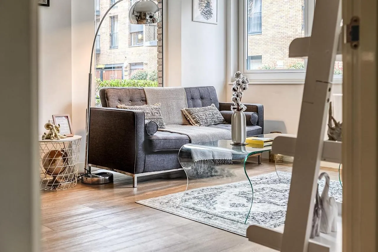 Modern Surrey Quays Flat Apartment London