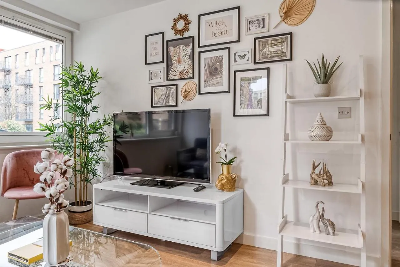 Modern Surrey Quays Flat Apartment London United Kingdom