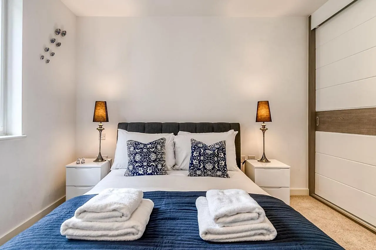 Modern Surrey Quays Flat Apartment London